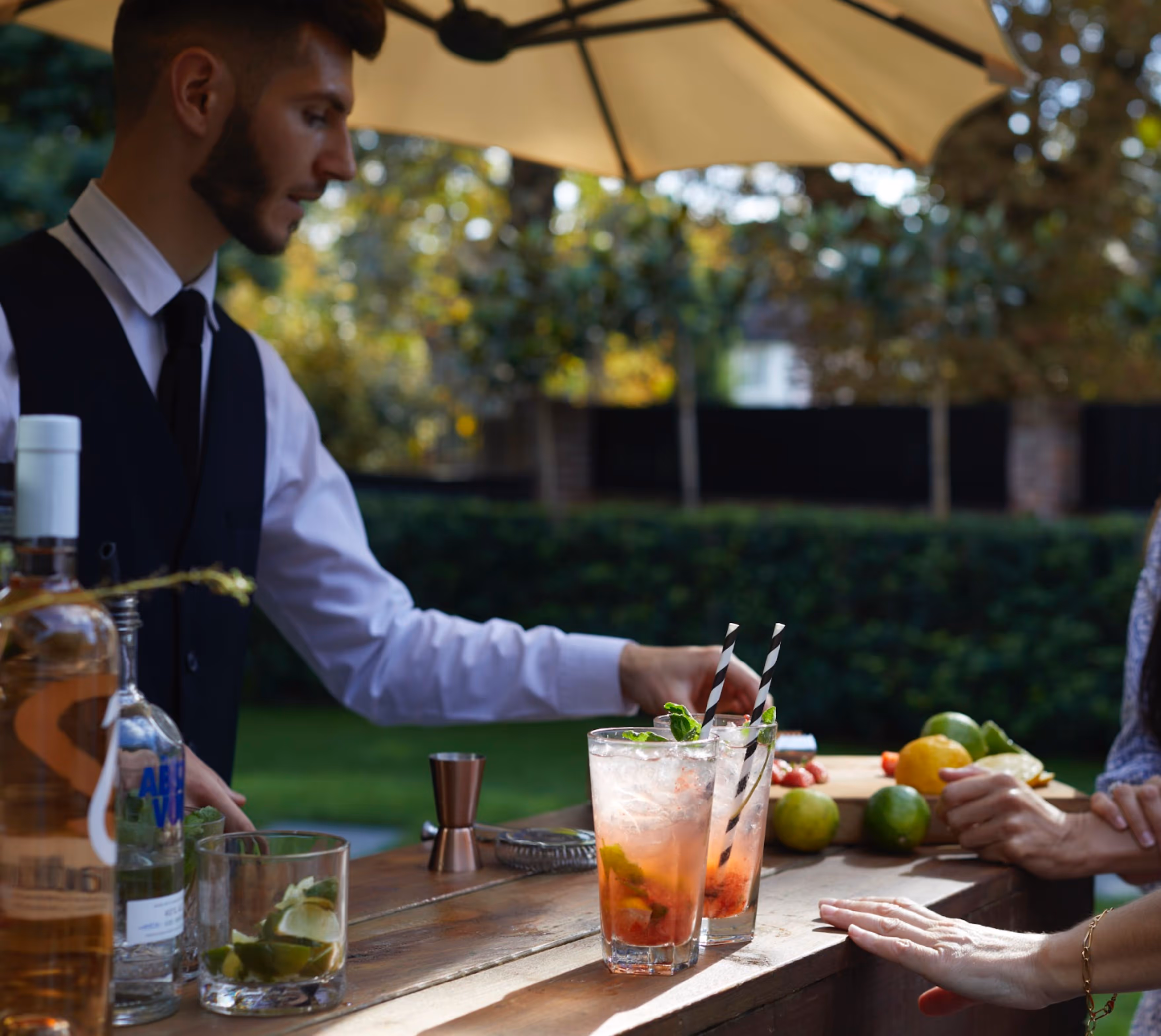 What’s the Difference Between a Mixologist and a Bartender?