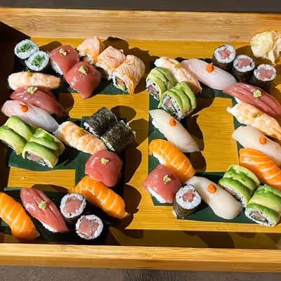 Customized sushi: name, age, company logo, animal, heart...