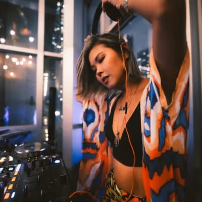 DJ SO – High-Energy Female DJ for Events & Parties - 3hrs