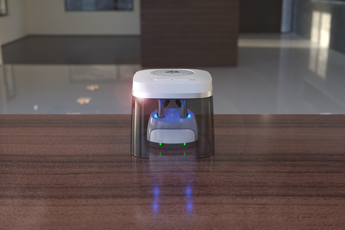 Trockenbox für alle aufladbaren Hörgeräte dry-cap uv 1.2® über einer Hörgeräte-Ladestation auf einem Tisch in realistischer Umgebung