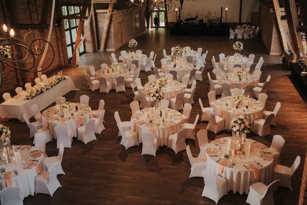 sesja ślubna nowożeńcy para młoda złota godzina wesele Wedding Planner konsultant śłubny organizacja ślubu slow wedding international wedding modern wedding love couple just married Natalia Lewandowska Wedding Planner ustawienie stołów