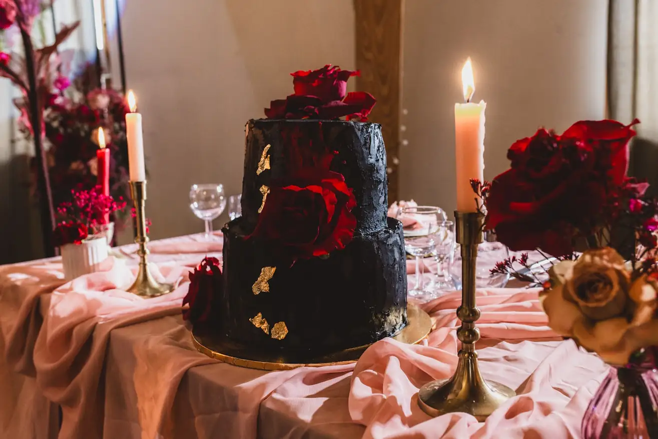Natalia Lewandowska wedding, dekoracje sali weselnej, wesele romantyczne, tort czarny