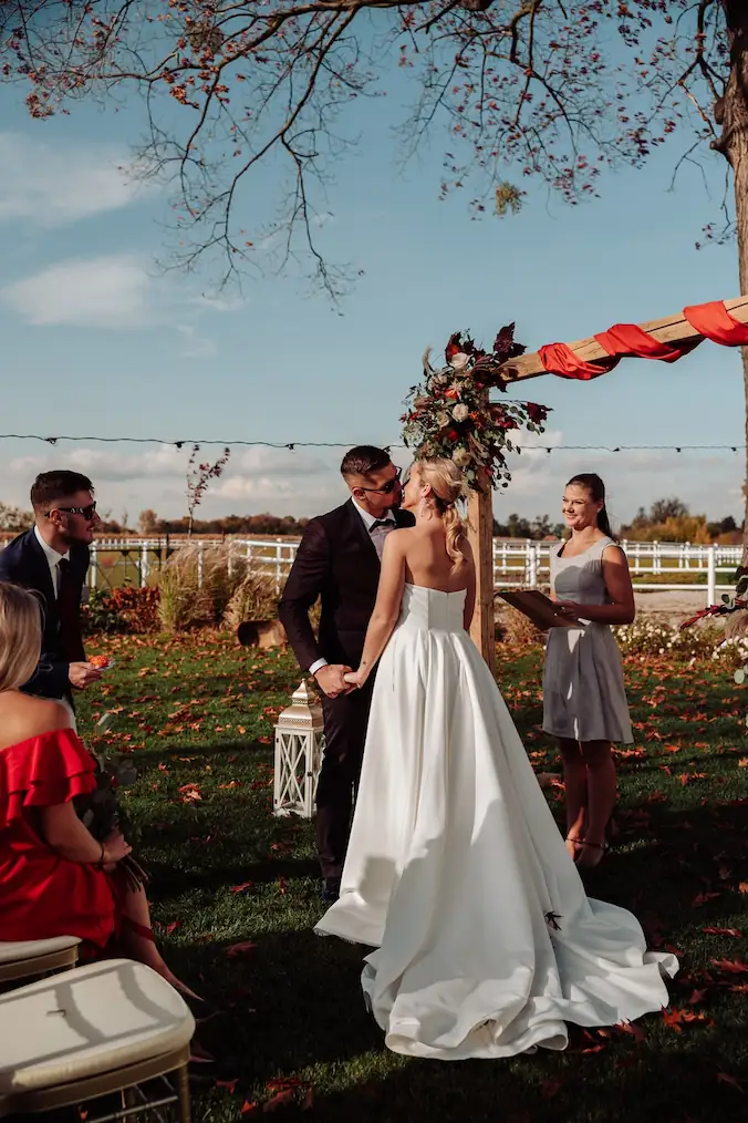 ceeremonia symbolina, ślub humanistyczny, Lewandowska Wedding Planner, pocałunek, ślub w plenerze