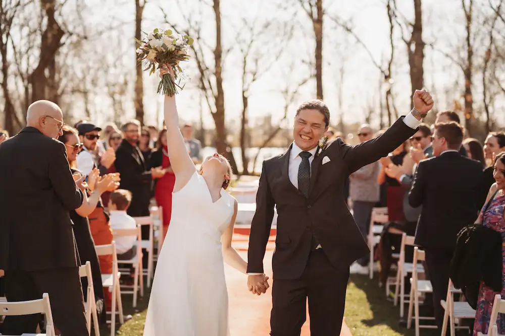 szczęśliwa para młoda, ceremonia zaślubin w plenerze