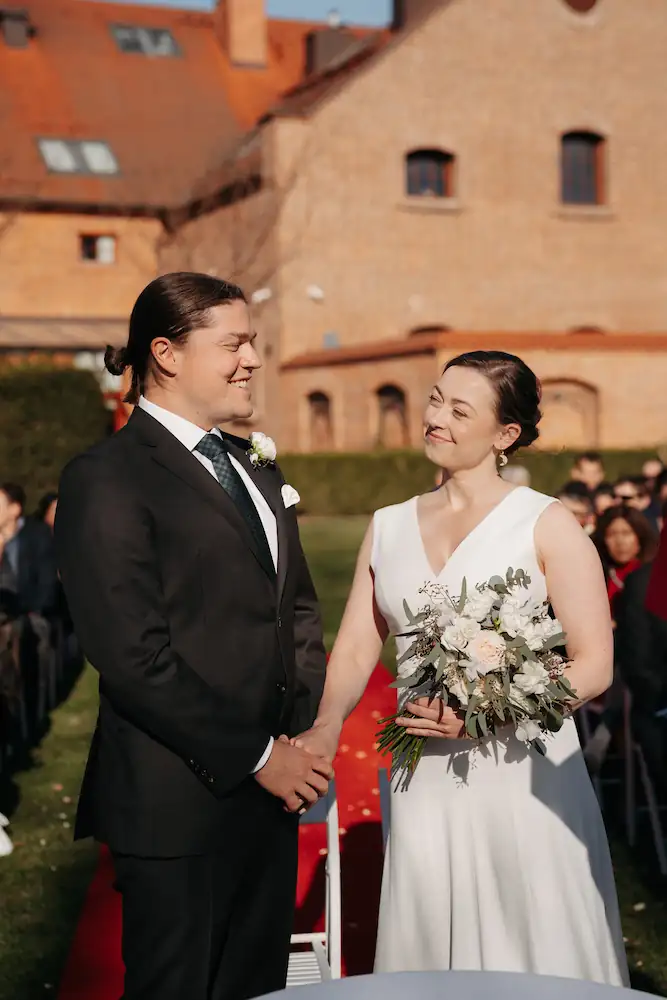 Czarujący uśmiech panny płodej, zakochana para