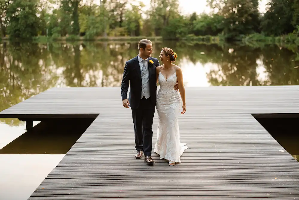 Ceremonia zaślubin pomost, jezioro, klimat. Ślub w plenerze