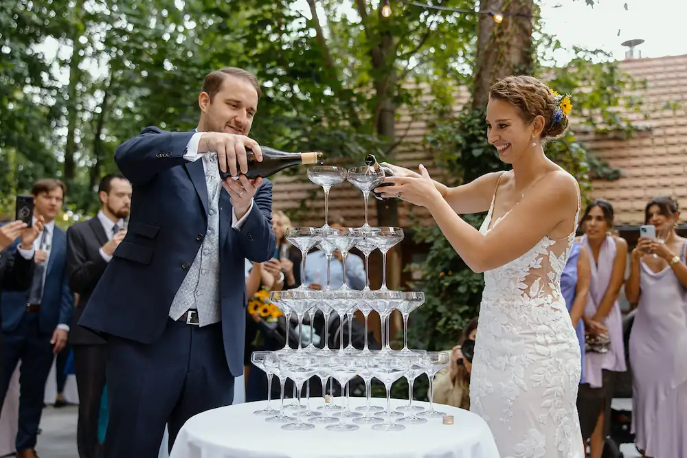 toast weselny, lampka wina, lamkpa szampana