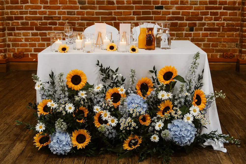 wesele, stół pary młodej, słoneczniki, dekoracje, motyw weselny