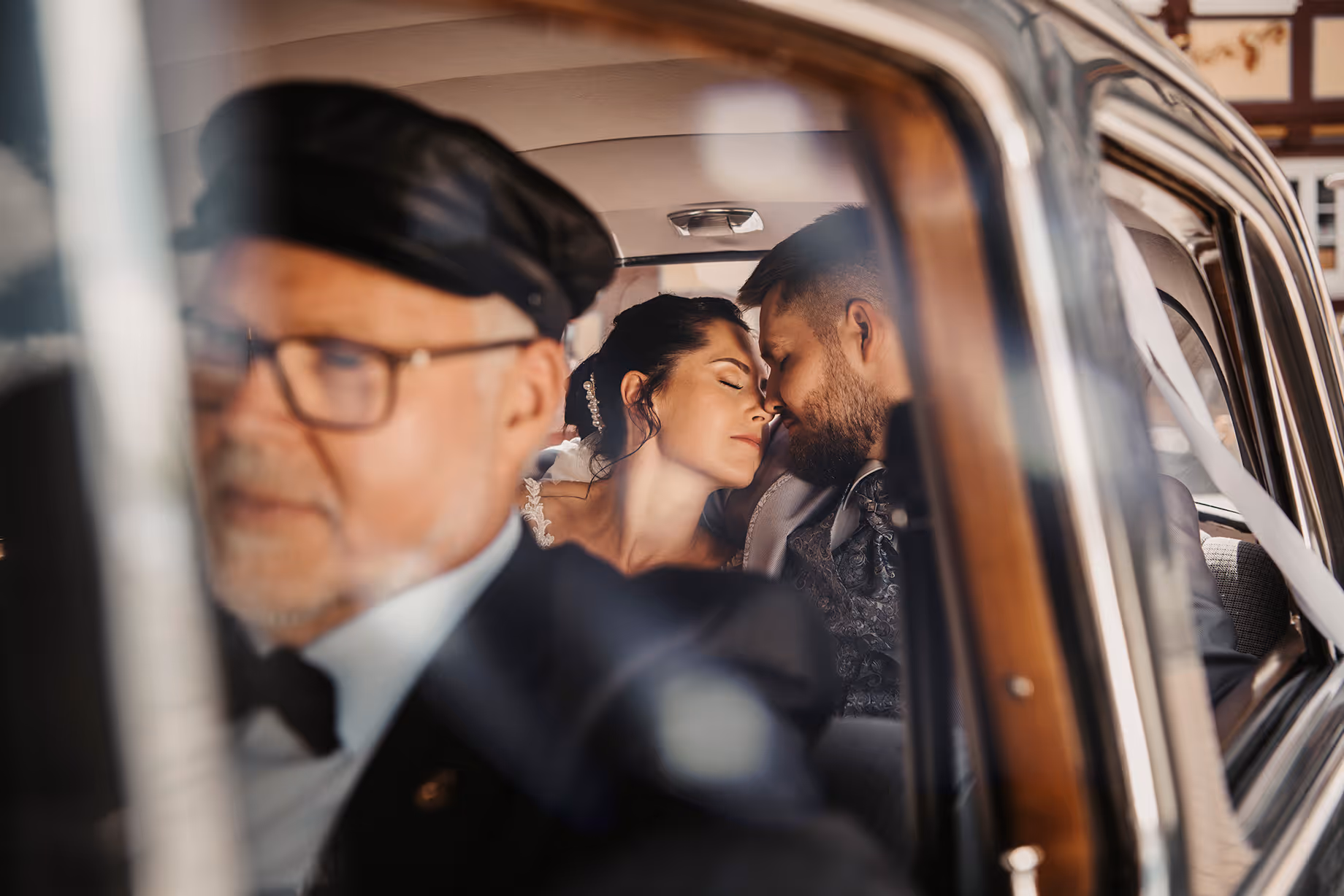 Fahrer fährt das Hochzeitspaar zur Trauung Fotostudio Spix
