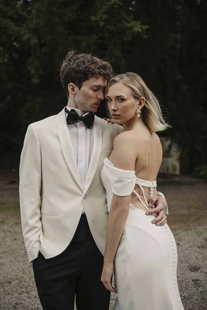 Model sitzt auf den Boden und schaut in die Kamera