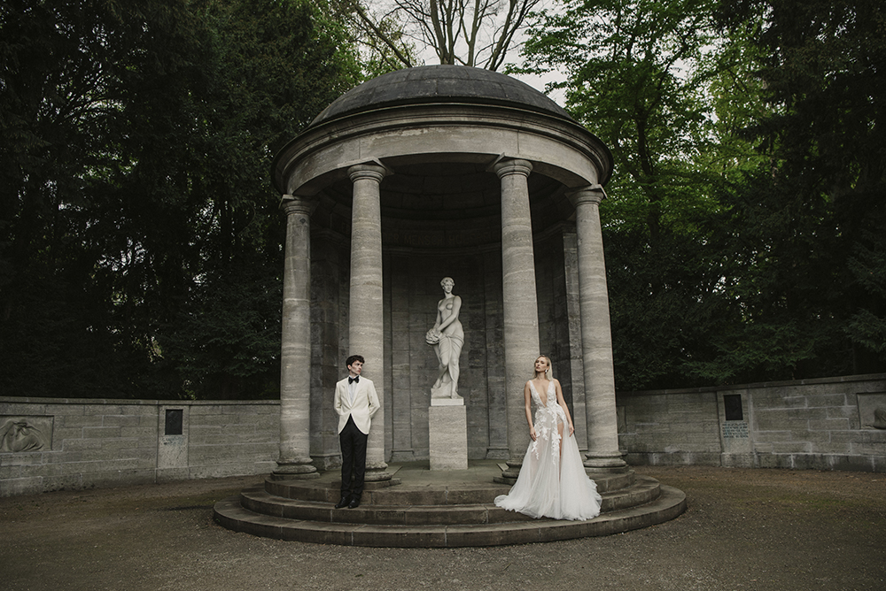 rotes Boot mit Brautpaar