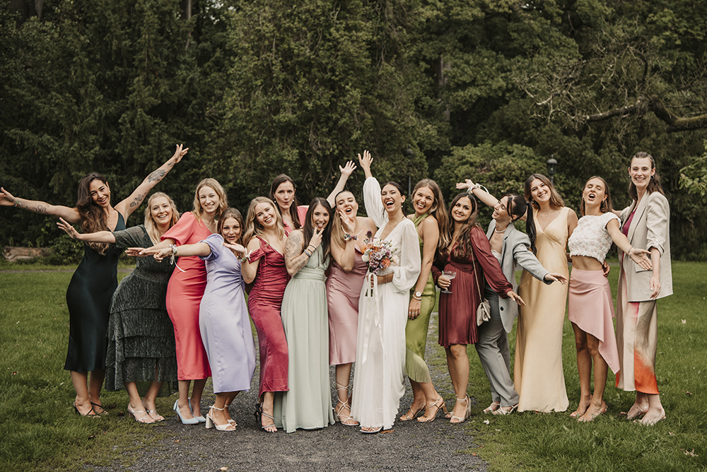 Brautpaar in legerer Kleidung