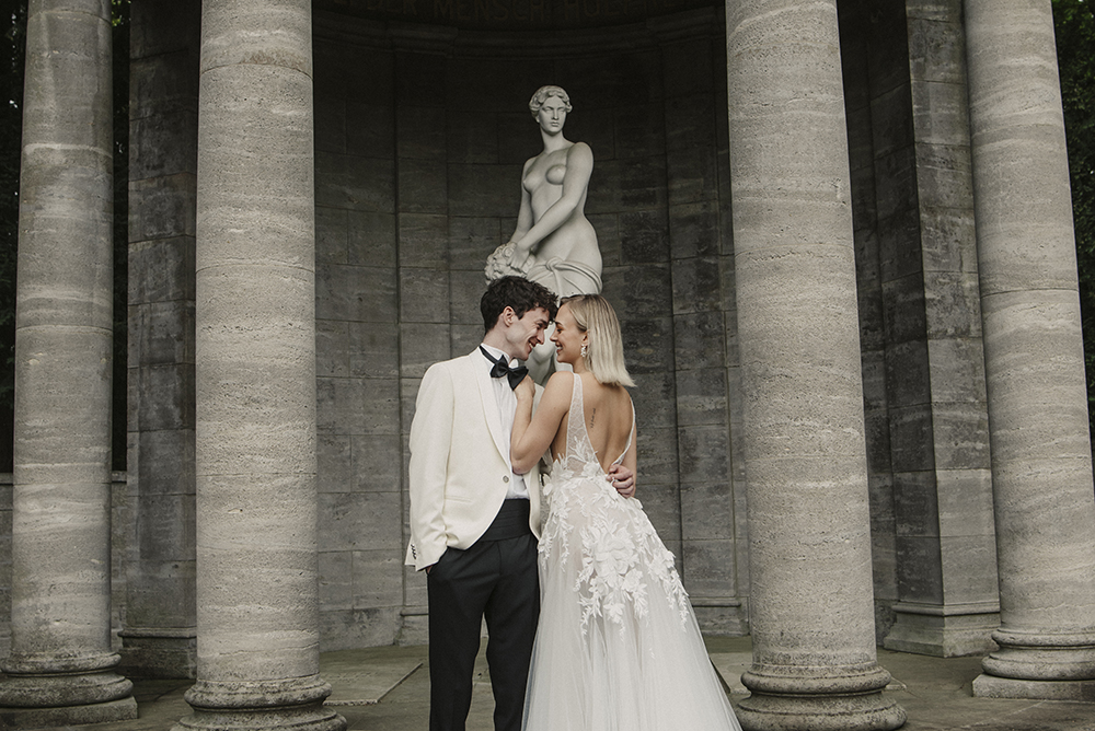 Hochzeitspaar draußen beim Fotoshooting