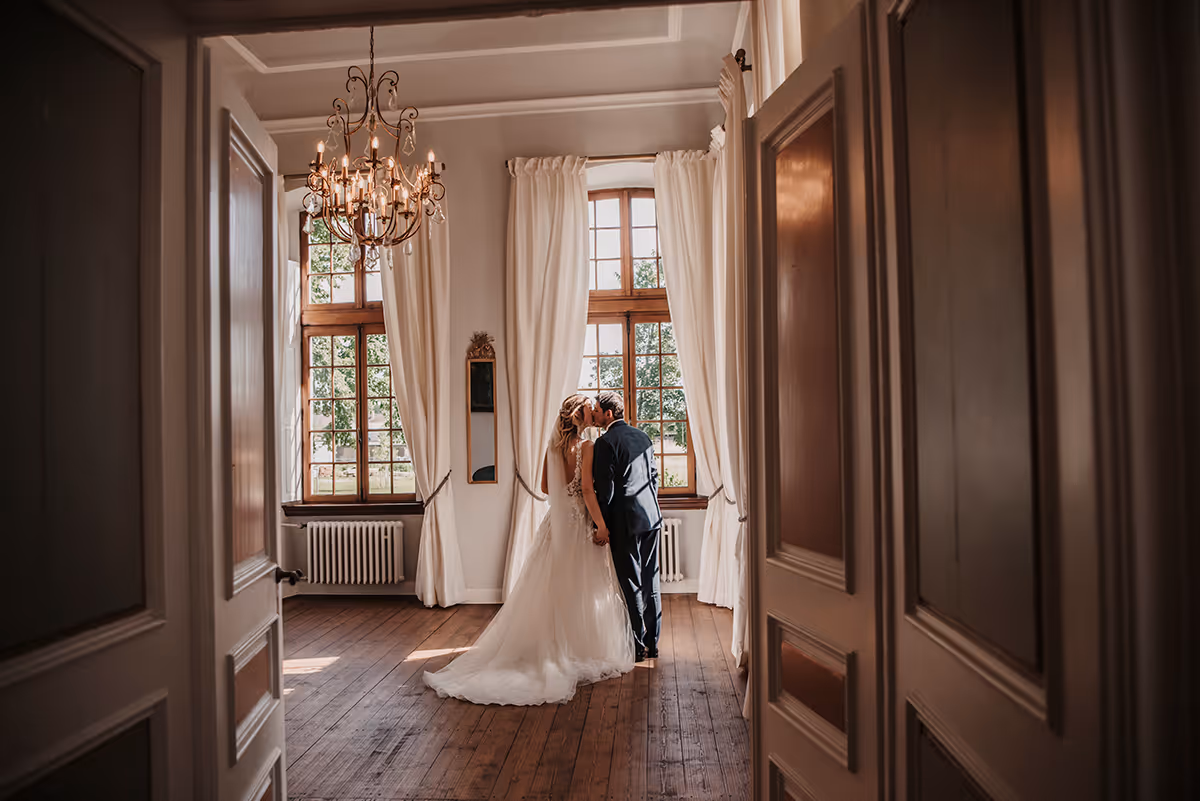 Hochzeitspaar draußen beim Fotoshooting