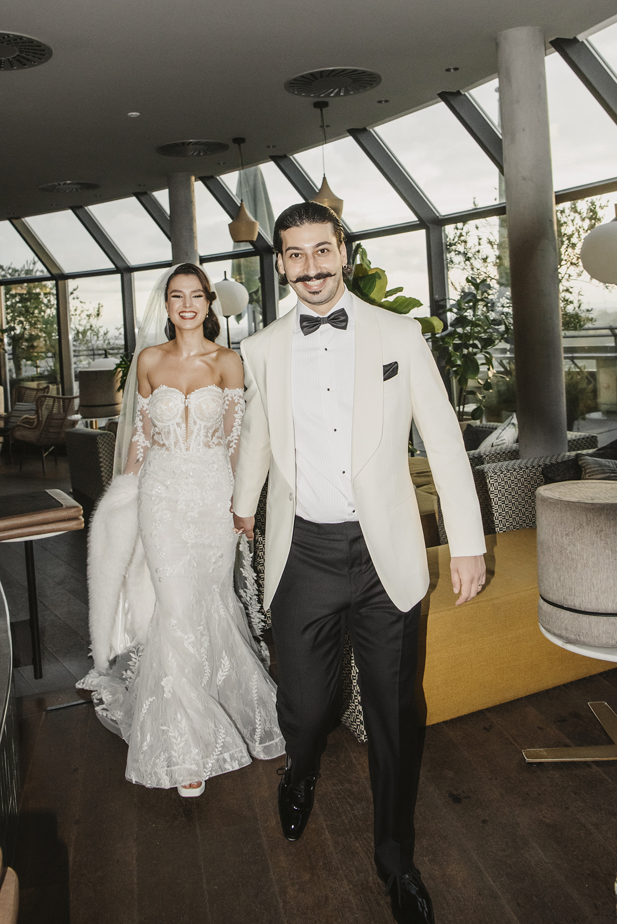 Brautpaar vor architektonischer Kulisse