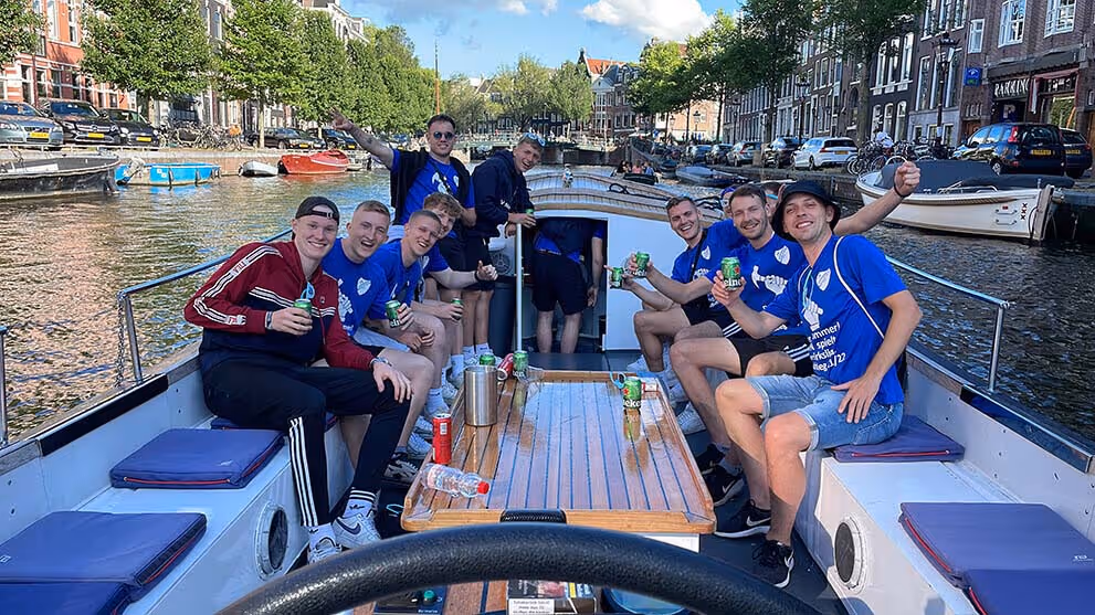 Grachtenfahrt mit Nachspielzeit in Amsterdam