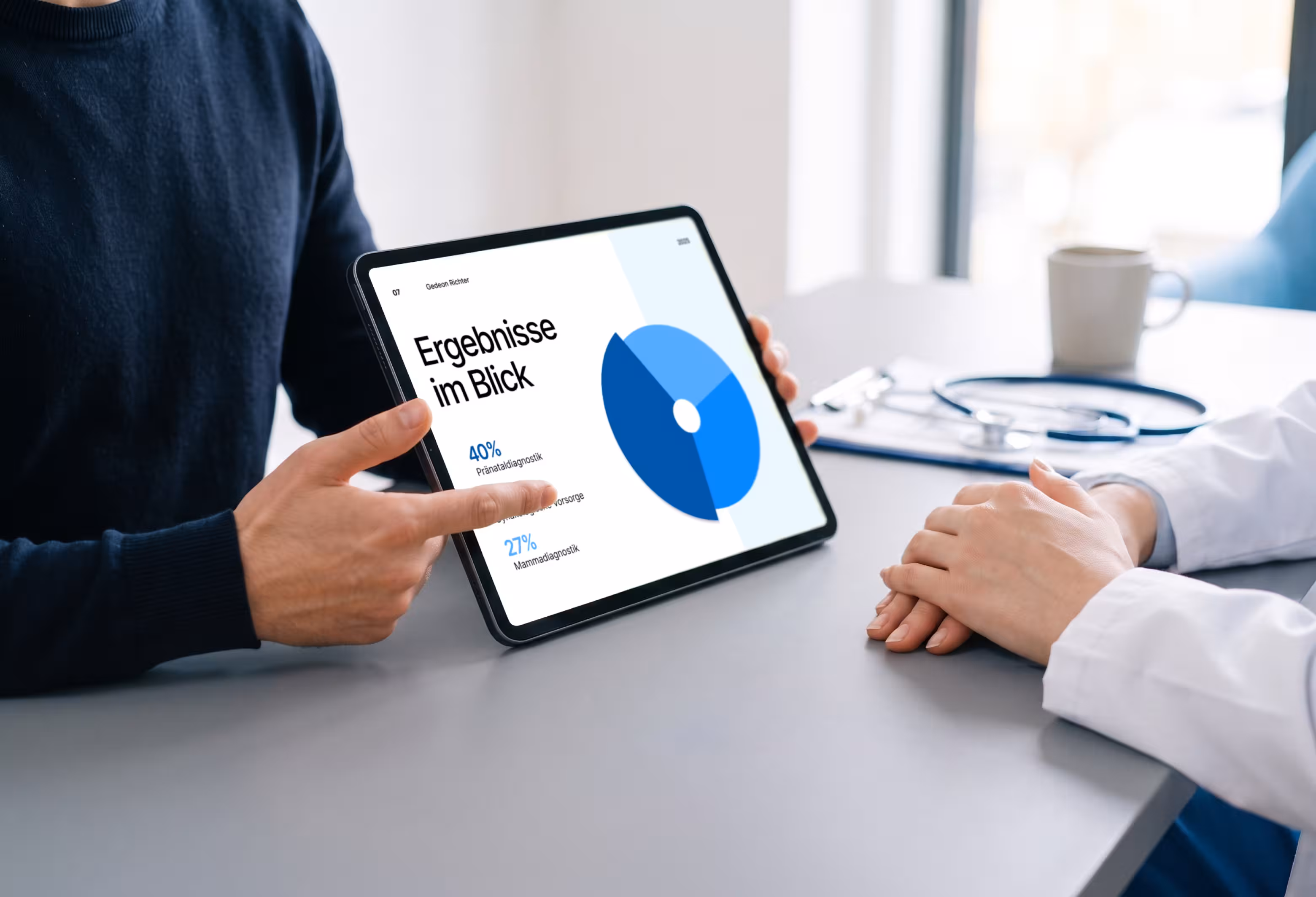Verschiedene Screens der PPC Smart Grids App auf blauem Hintergrund