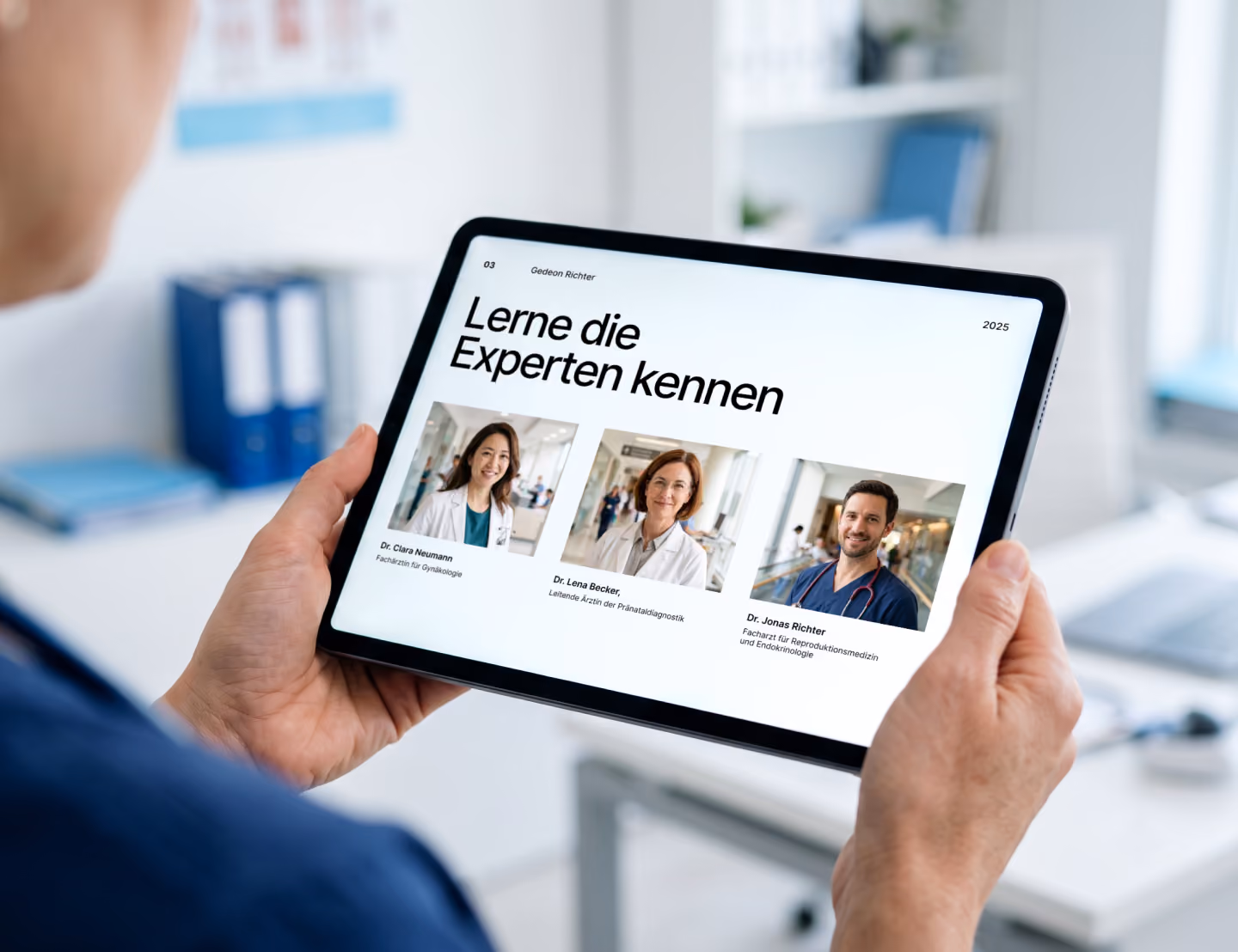 Illustration der Herausforderung: explodierender Kopf mit eingehenden Kunden-E-Mails zu Themen wie Stromzähler, Rechnung und Vertrag als Symbolbild für die Anfrageflut