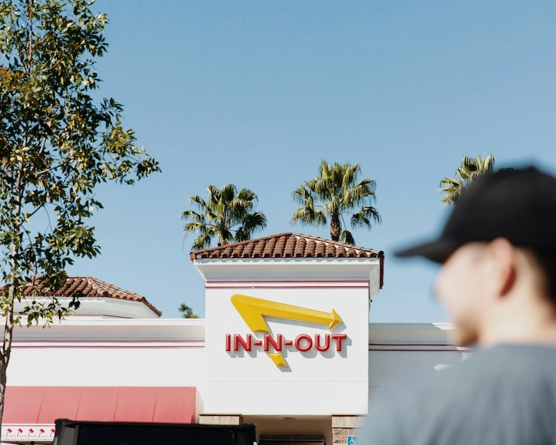 美国西部汉堡连锁店In-N-Out的门口