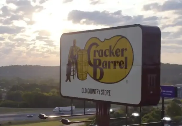Cracker Barrel的老logo,在高速路上的广告牌下非常显眼