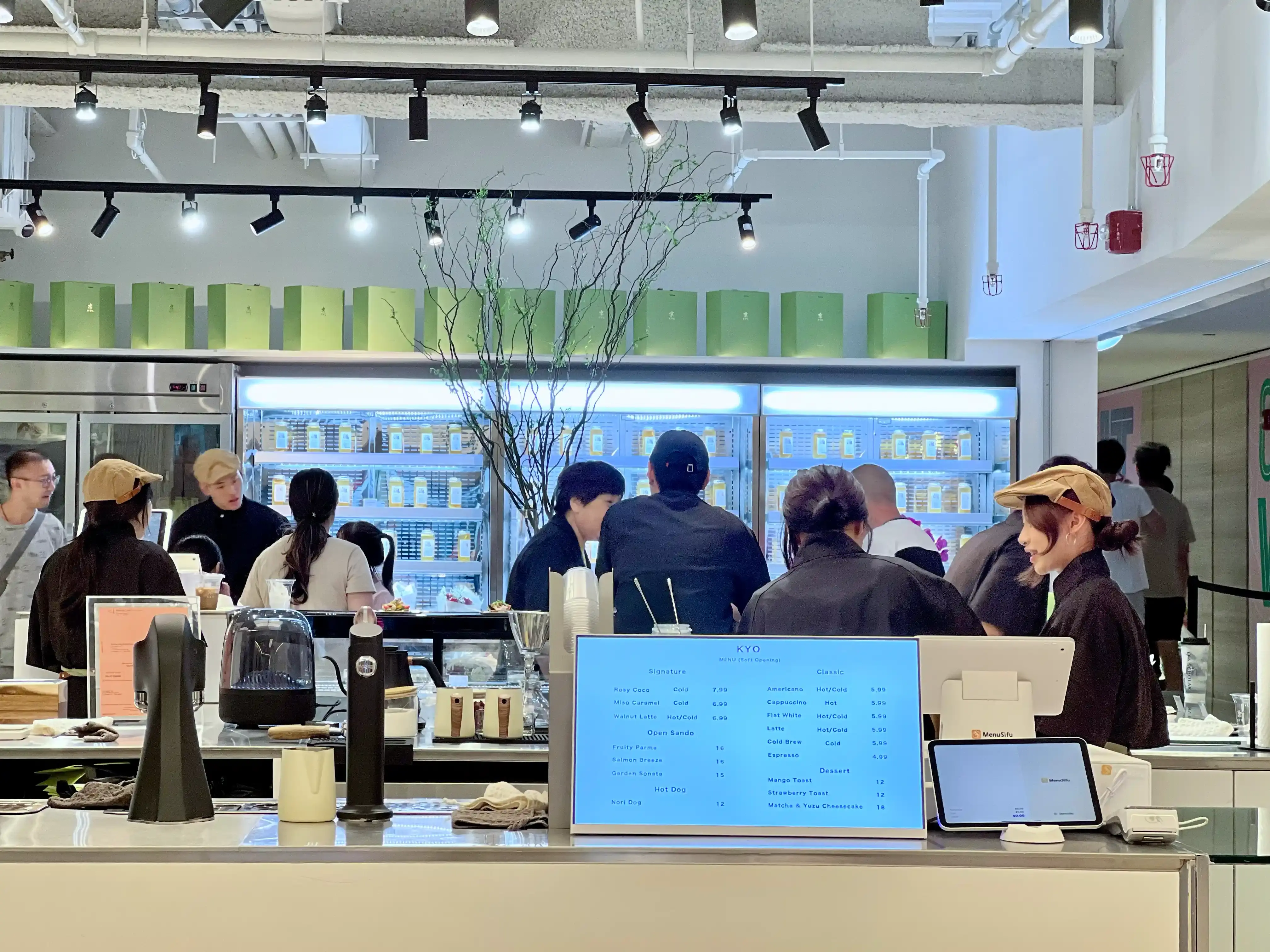 美国一家餐厅前台使用 MenuSifu POS 收银与点餐系统，员工通过平板与显示屏高效处理订单，展示现代化餐饮运营方式。