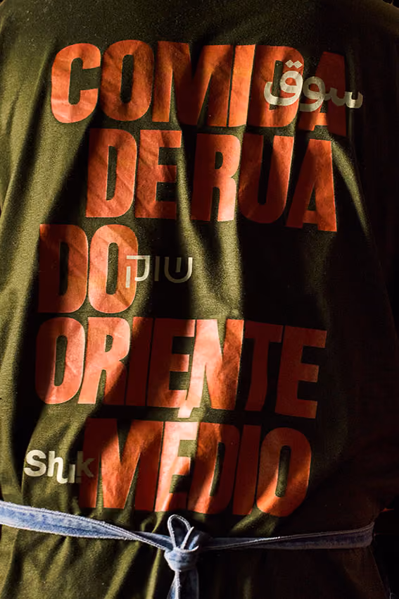 Camiseta da equipe com a frase comida de rua do Oriente Médio