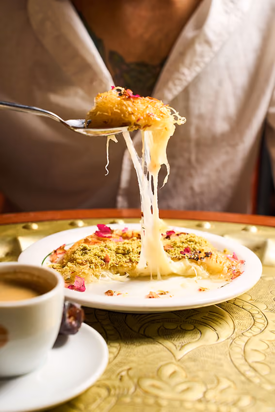 Kunafa com queijo puxando, pistache e pétalas de rosa
