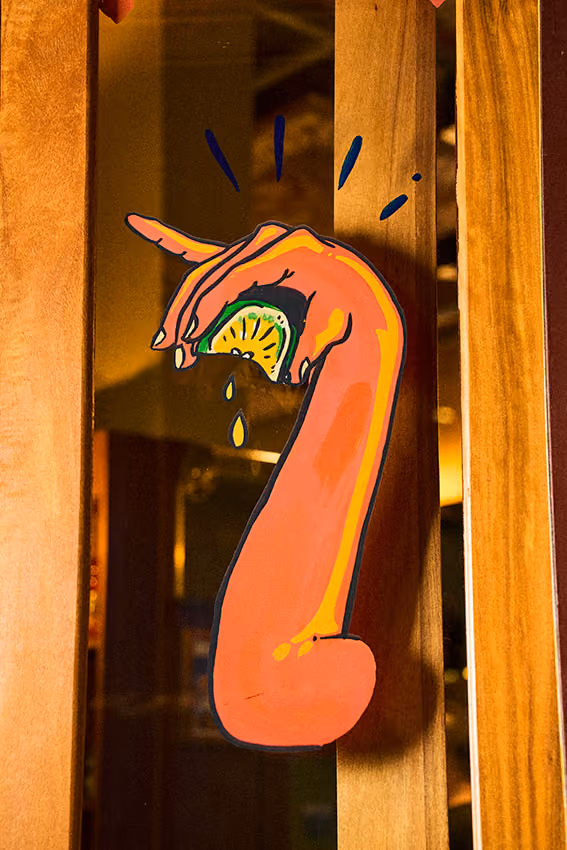 Ilustração de mão espremendo limão aplicada na porta de vidro