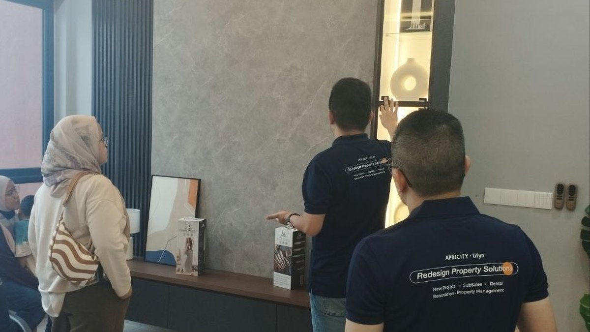 Guests touring the Edgewood showroom