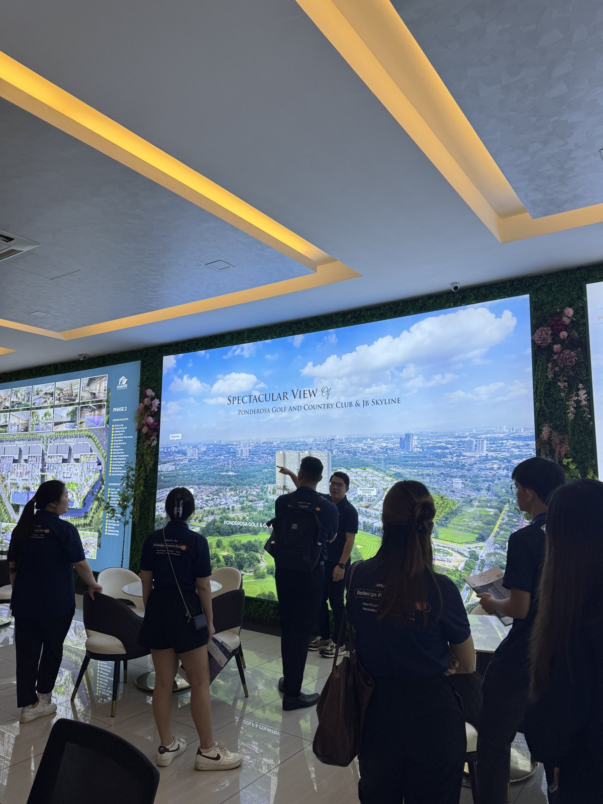 Team looking at the project view on the gallery screen