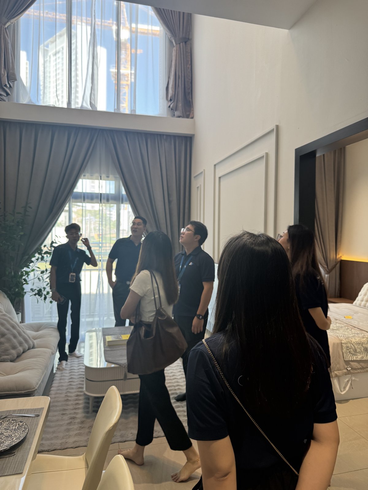Team touring the Verte Medini show unit