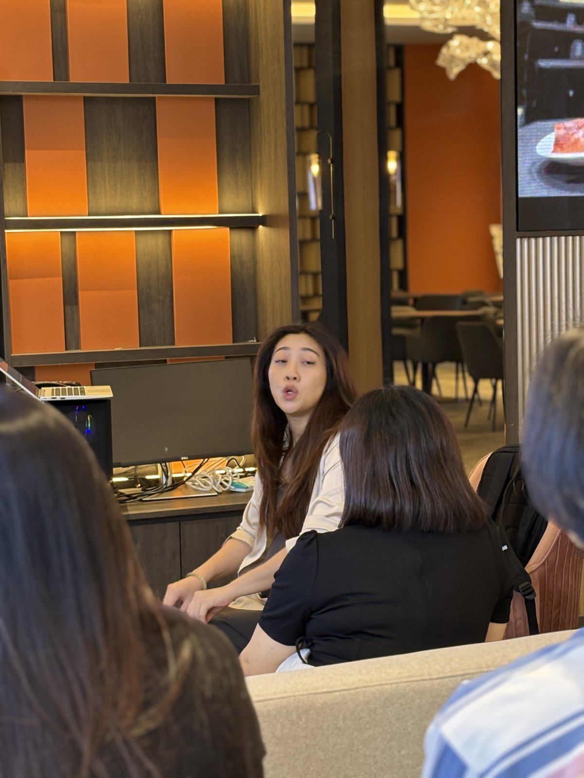 Discussion at the sales gallery