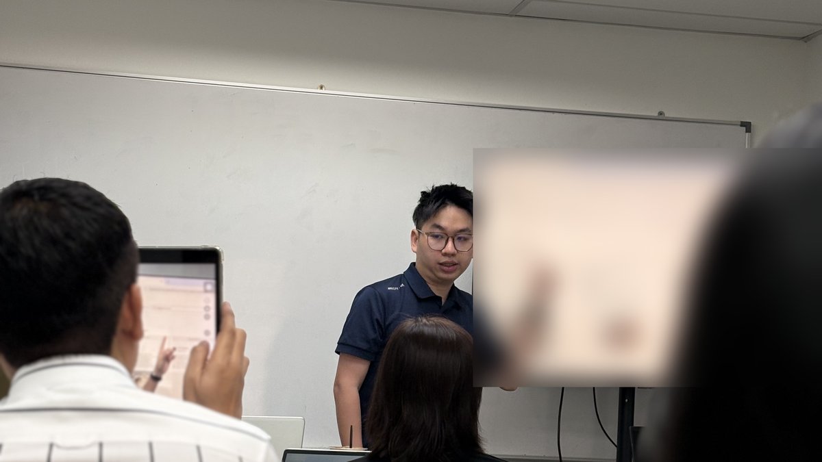 Ryan leading the Facebook Ads training