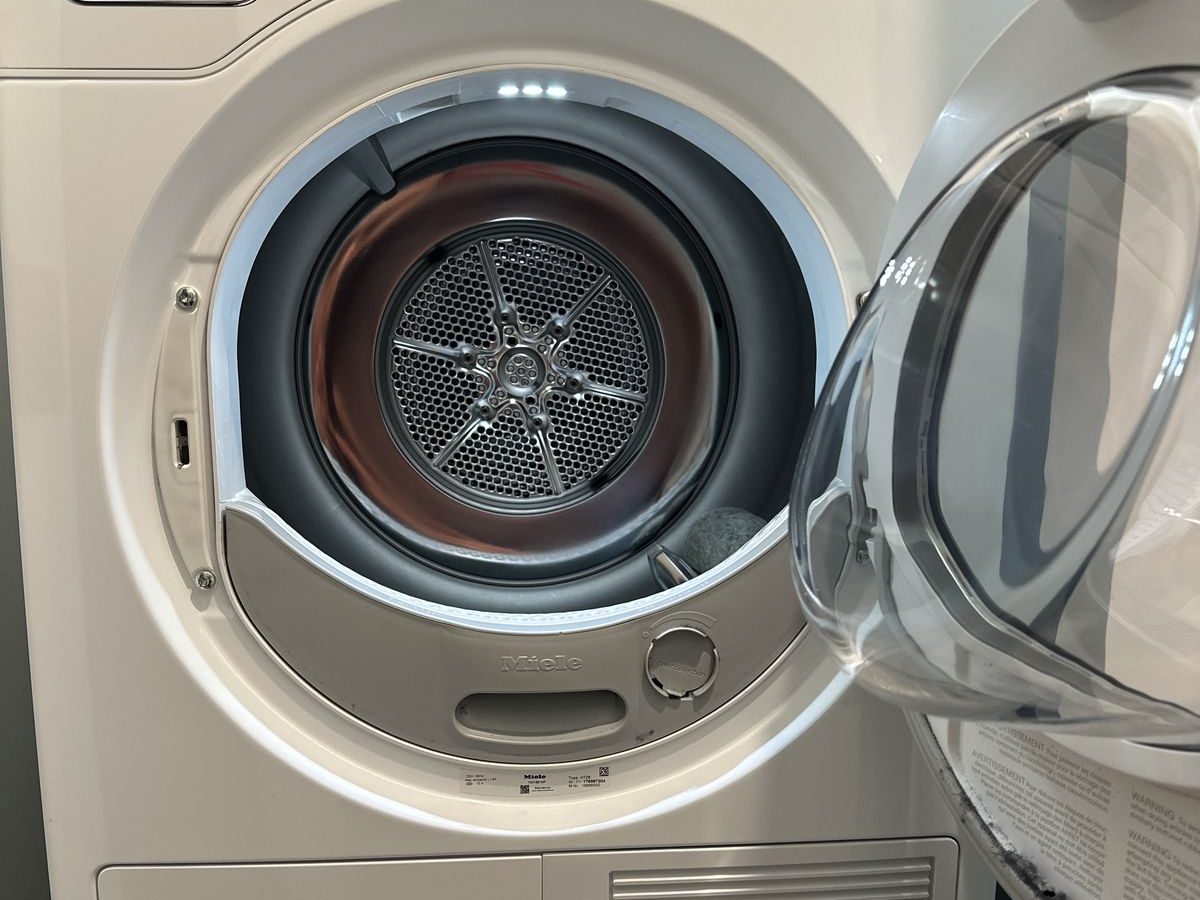 Miele T1 heat-pump dryer drum and lint filter during condenser service