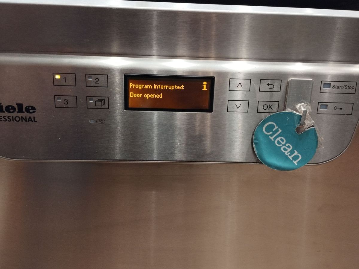 Miele dishwasher display showing an interrupted program during diagnosis