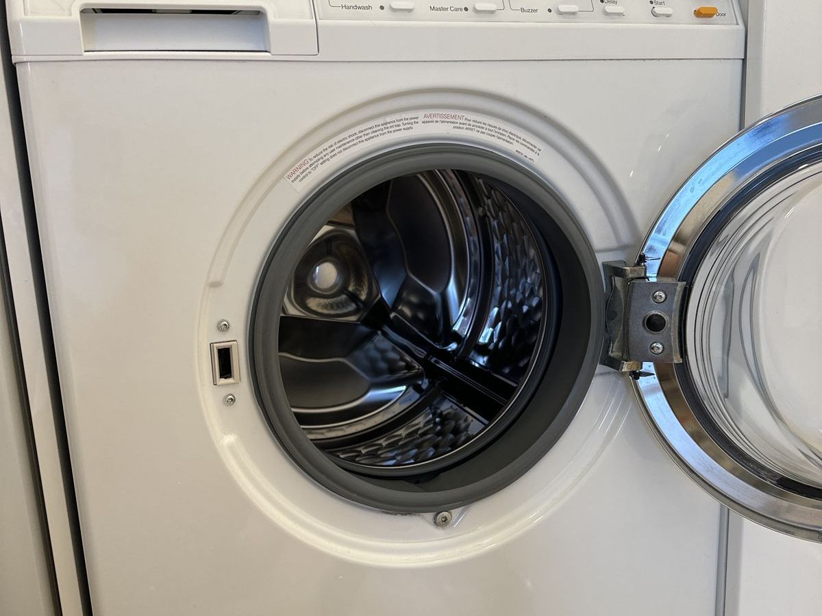 Miele washer serviced from the top while tracing a leak