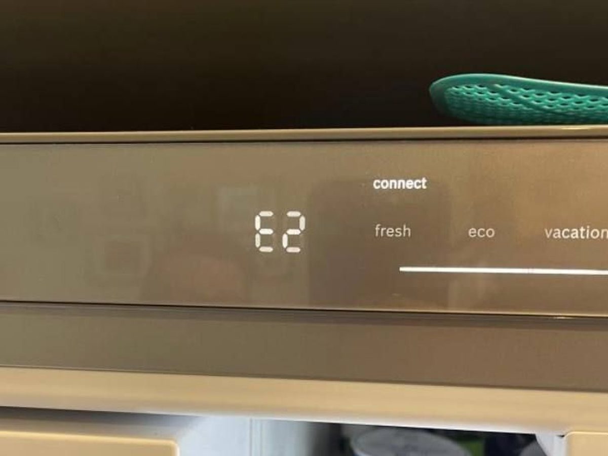 Bosch refrigerator display showing the E2 error code