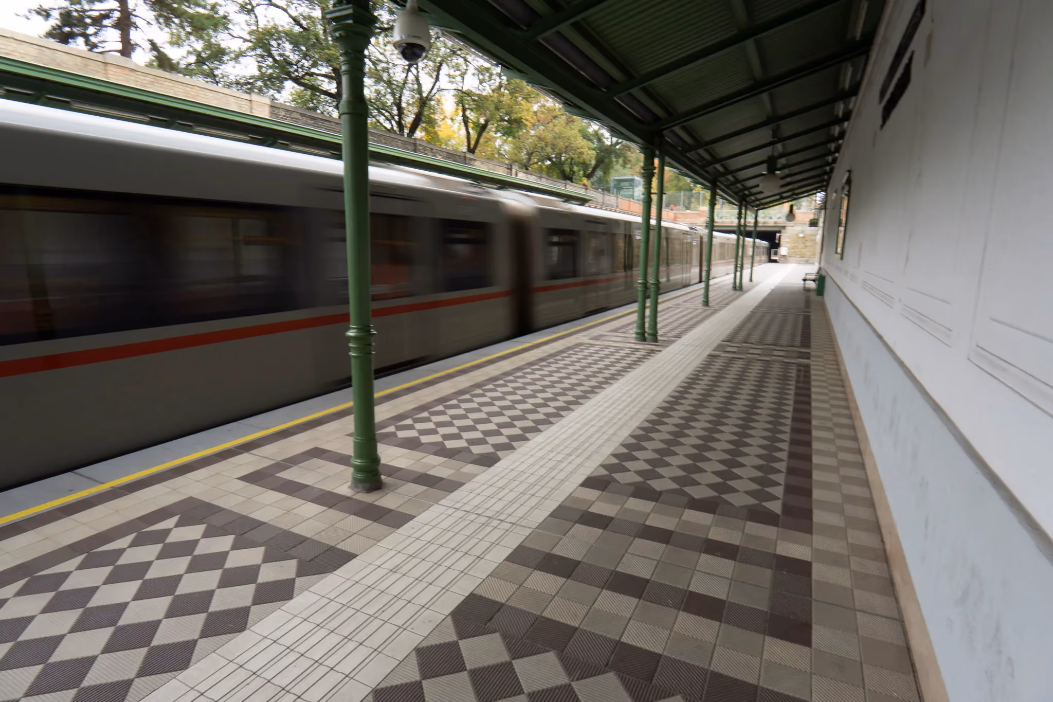 Tactile guidance tiles for railway stations