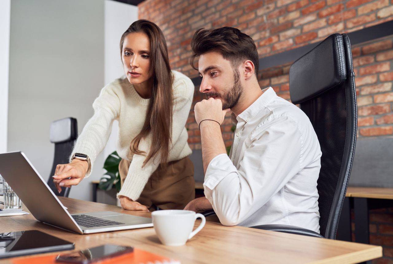 Find out how to structure an effective corporate onboarding process and how to reduce the risks associated with this step. Read the guide