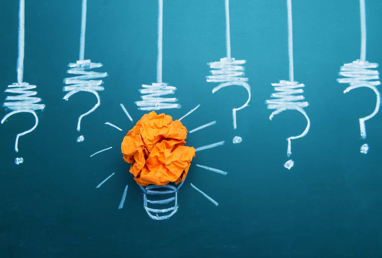 Scopri che cos’è il pensiero critico, come riconoscerlo nei comportamenti quotidiani e come puoi valutarlo in modo strutturato