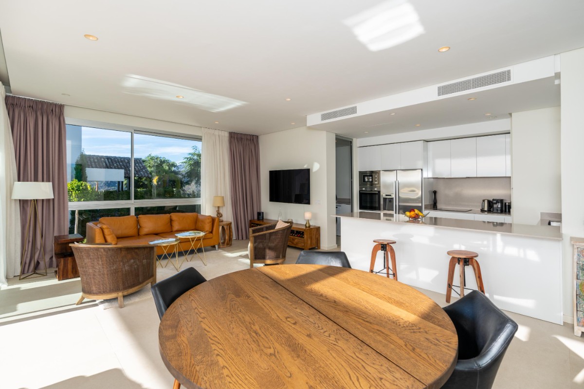 Luxurious Apartment With Breathtaking Sea Views - R5104204