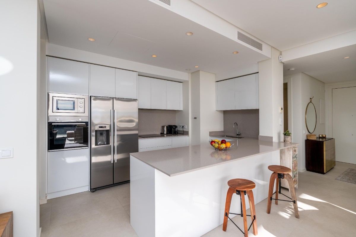 Luxurious Apartment With Breathtaking Sea Views - R5104204