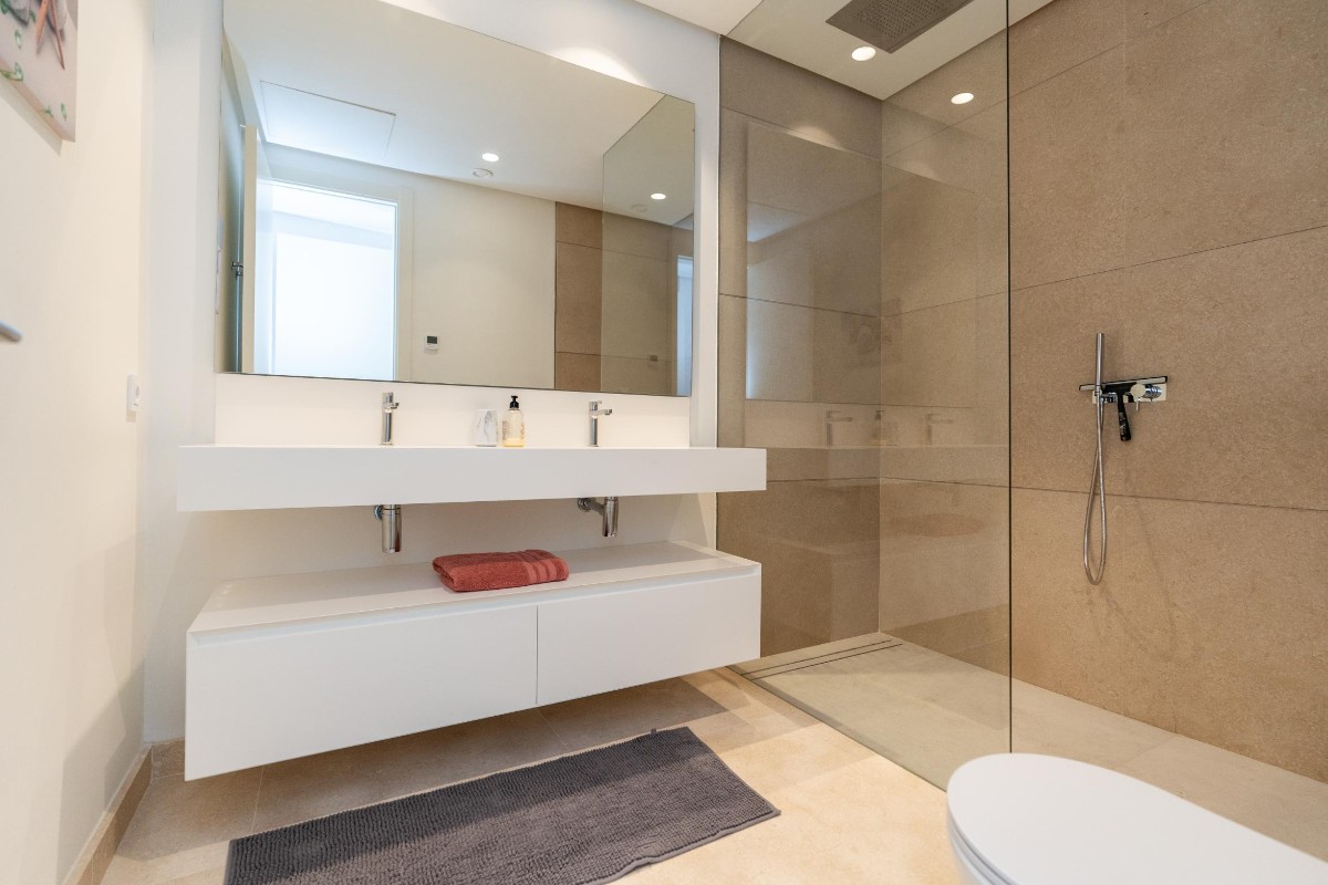 Luxurious Apartment With Breathtaking Sea Views - R5104204