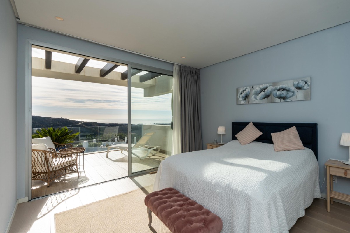 Luxurious Apartment With Breathtaking Sea Views - R5104204