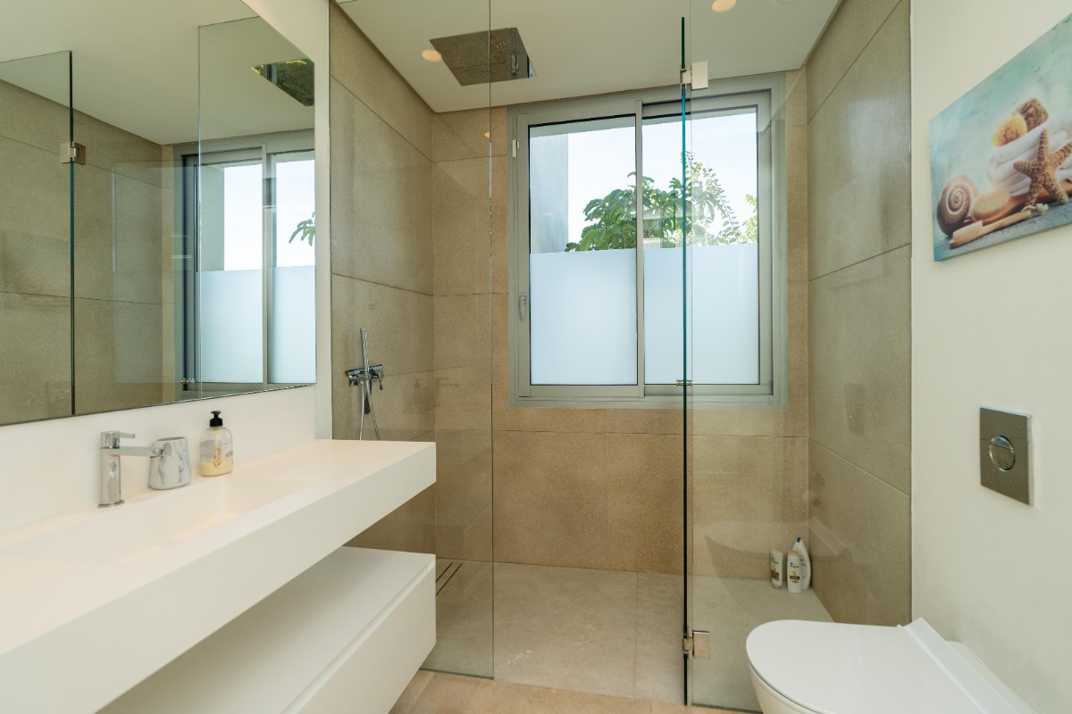 Luxurious Apartment With Breathtaking Sea Views - R5104204