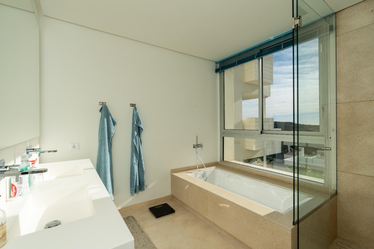 Luxurious Apartment With Breathtaking Sea Views - R5104204