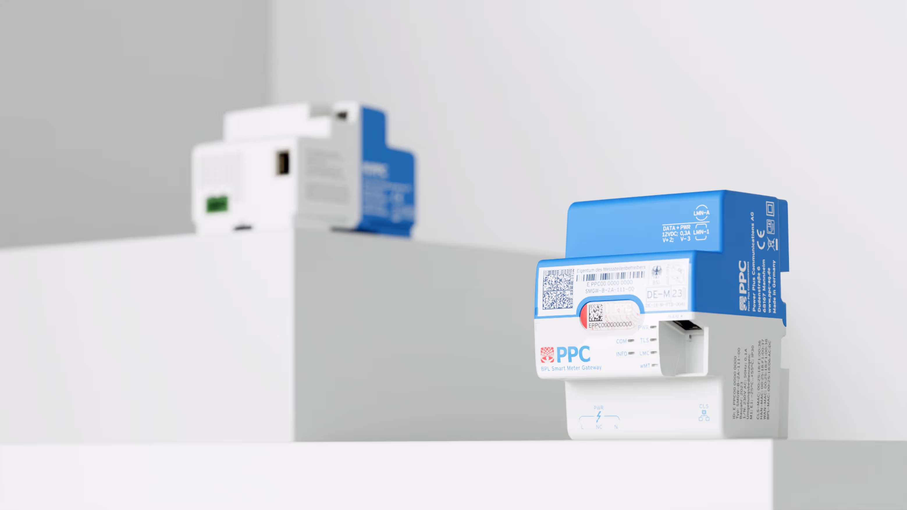 Zwei PPC Smart Meter Gateways vor hellgrauem Hintergrund