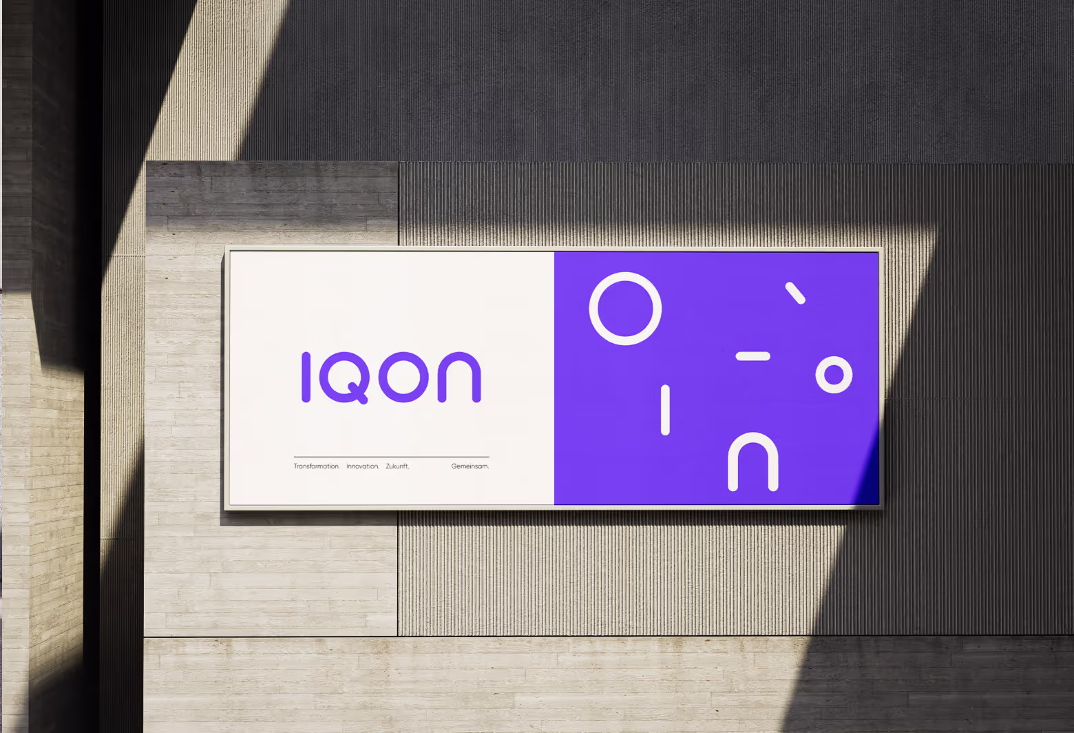 Wand mit einem Werbebanner des IQON Oldenburg