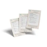 Drei schwebende Dokumente mit Text und Überschriften, die vor einem weißen Hintergrund angezeigt werden.