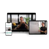 Mann, der eine Präsentation auf einem Smartphone, Laptop und Tablet zeigt